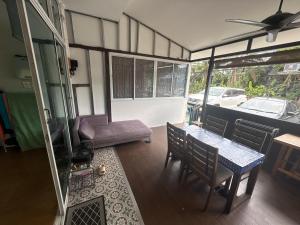 Posezení v ubytování English owned Homestay and Yoga