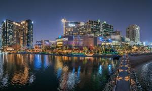 Γενική άποψη της πόλης Άμπου Ντάμπι ή θέα της πόλης από  αυτό το θέρετρο