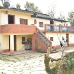 比姆塔尔Jai Somwari Baba Home Stay的一间前面有楼梯的房子