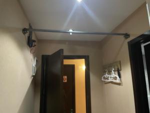 Habitación con un pasillo con una luz en el techo en PILOT appart, en Gudauri