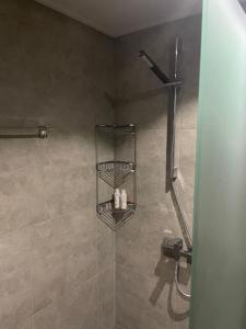 y baño con cabina de ducha. en PILOT appart, en Gudauri