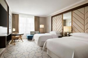 Postel nebo postele na pokoji v ubytování Sheraton Grand Warsaw