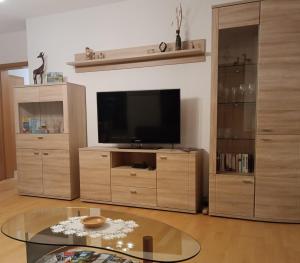 Μια τηλεόραση ή/και κέντρο ψυχαγωγίας στο Ferienwohnung Boden