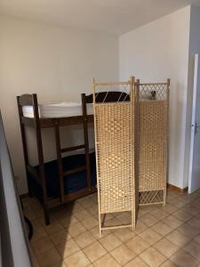 Appartement avec vue panoramique-Leucate Falaise客房内的一张或多张床位