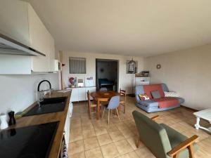 Appartement avec vue panoramique-Leucate Falaise的厨房或小厨房