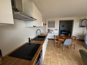 Appartement avec vue panoramique-Leucate Falaise的厨房或小厨房