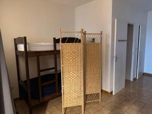 Appartement avec vue panoramique-Leucate Falaise客房内的一张或多张床位