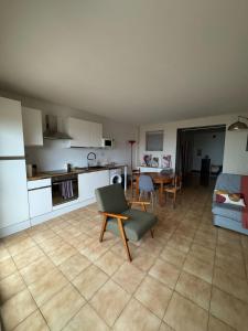 Appartement avec vue panoramique-Leucate Falaise的厨房或小厨房