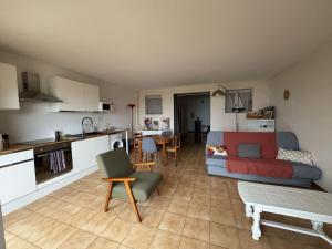 Appartement avec vue panoramique-Leucate Falaise的厨房或小厨房