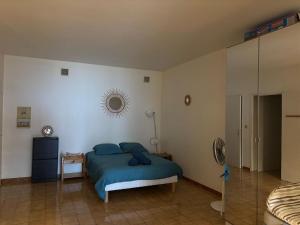 Appartement avec vue panoramique-Leucate Falaise客房内的一张或多张床位