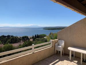 勒卡特海滩Appartement avec vue panoramique-Leucate Falaise的可欣赏水景的阳台