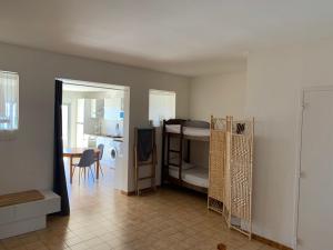Appartement avec vue panoramique-Leucate Falaise客房内的一张或多张床位