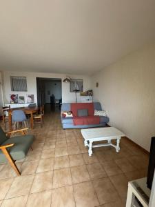 Appartement avec vue panoramique-Leucate Falaise的休息区