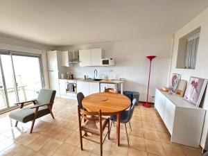Appartement avec vue panoramique-Leucate Falaise的厨房或小厨房