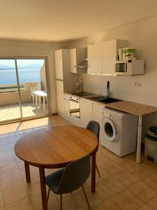 Appartement avec vue panoramique-Leucate Falaise的厨房或小厨房