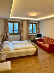 Postel nebo postele na pokoji v ubytování Hotel Goldenes Kreuz - since 1605 + 8 fotografií