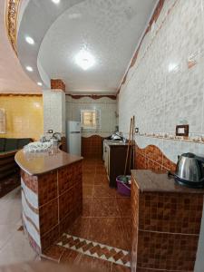 Una cocina con encimera en una habitación. en See you soon الشاطئ الأزرق, en Marsa Matruh