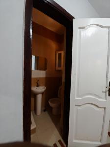 un baño con inodoro y lavabo en See you soon الشاطئ الأزرق, en Marsa Matruh 18 fotos más