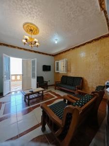 una sala de estar con un sofá y una mesa en See you soon الشاطئ الأزرق, en Marsa Matruh