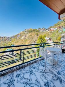 Μπαλκόνι ή βεράντα στο Samarth Kasauli Hills Bed & Breakfast 2 km from Mall Road