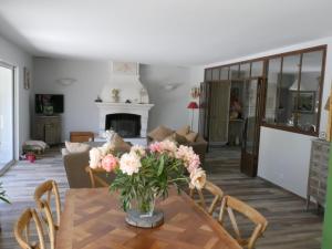 FuveauにあるProche Aix en Pce, Villa Confortable avec piscine privéeの花が飾られたテーブルのあるリビングルーム