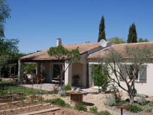 FuveauにあるProche Aix en Pce, Villa Confortable avec piscine privéeの庭のある家