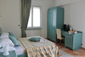 Łóżko lub łóżka w pokoju w obiekcie Hotel Riviera Varazze