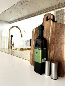 Una botella de vino sentada en una barra de cocina en Luxury apartment in the heart of Old Town, en Tallin
