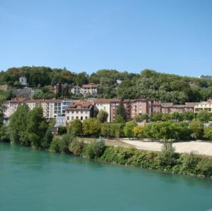 una vista de un río con una ciudad en el fondo en Studio cosy avec mezzanine, bien équipé, Caluire, en Caluire-et-Cuire