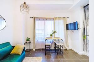 una sala de estar con un sofá y una mesa en Studio cosy avec mezzanine, bien équipé, Caluire, en Caluire-et-Cuire