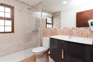 łazienka z toaletą, umywalką i prysznicem w obiekcie Villas & Apartamentos Tao Mazo w mieście Lajares