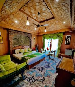 Dilnaaz group of houseboats客房内的一张或多张床位