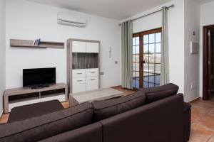Telewizja i/lub zestaw kina domowego w obiekcie Villas & Apartamentos Tao Mazo