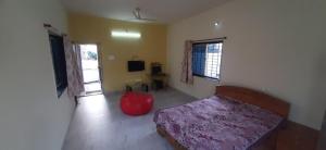 Ένα ή περισσότερα κρεβάτια σε δωμάτιο στο Krishna Kunj Home Stay