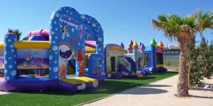 un parc de jeux pour enfants avec une aire de jeux colorée dans l'établissement Mobil-Home de Jean-Michel et Nicole, à Hyères
