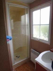 une salle de bain avec une douche et un lavabo et une fenêtre dans l'établissement Mobil-Home de Jean-Michel et Nicole, à Hyères 21 autres photos