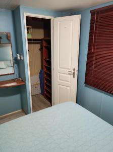 une chambre avec un lit blanc et un placard dans l'établissement Mobil-Home de Jean-Michel et Nicole, à Hyères