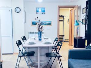 a white table and chairs in a living room at Apartamento Espata IX in Villanúa