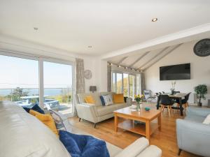 un salon avec un canapé et une table dans l'établissement Atlanta, à Tintagel