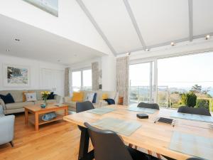 un salon avec une table et une grande fenêtre dans l'établissement Atlanta, à Tintagel