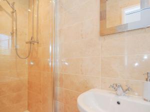 une salle de bain avec douche et lavabo dans l'établissement Atlanta, à Tintagel 26 autres photos