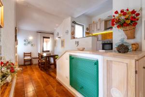 Kuchyň nebo kuchyňský kout v ubytování Villa Piana Cuata + 22 fotografií