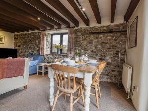 une salle à manger avec une table et des chaises dans l'établissement Meadow Cottage, à Monkton