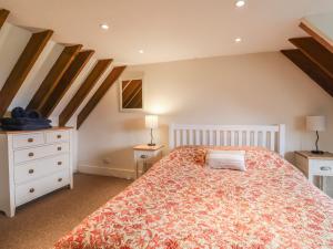 une chambre avec un grand lit et deux tables de nuit dans l'établissement Meadow Cottage, à Monkton