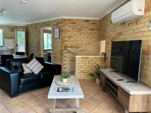 TV a/nebo společenská místnost v ubytování Kalbarri Holiday Villas C
