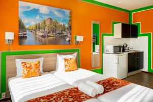 Llit o llits en una habitació de Amsterdam Teleport Hotel