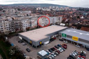 Una vista aérea de un edificio con estacionamiento. en Fanni Apartment, en Odorheiu Secuiesc