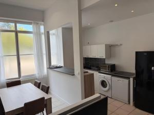 Kuchyň nebo kuchyňský kout v ubytování OULLINS T3 COSY 70M2 - 6 Pers 2 Chambre - 2 Mezzanines Métro & centre à Pied