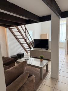 TV a/nebo společenská místnost v ubytování OULLINS T3 COSY 70M2 - 6 Pers 2 Chambre - 2 Mezzanines Métro & centre à Pied