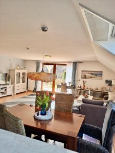 a living room with a table and chairs at Sonniges Familien-Nest im Allgäu in Hergatz